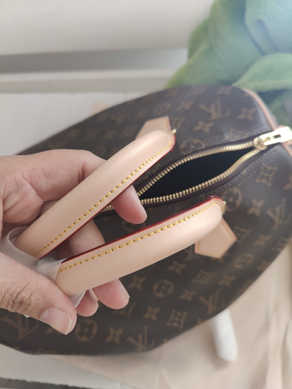 Handbag - Picture 9 of 10